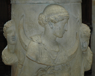 Altar con Selene, Muso del Louvre