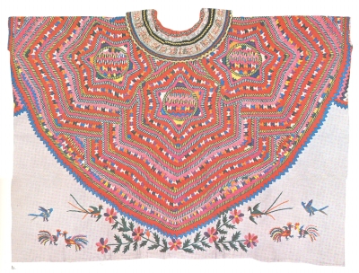 Vestido maya con motivos geométricos,  florales y animales