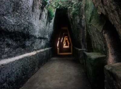 Acceso a la cueva de Cumas