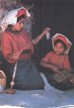 Indígenas guatemaltecas cardando e hilando la lana
