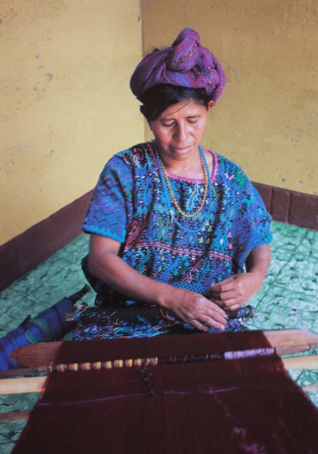 Mujer tejiendo en Santa Catalina Palopó