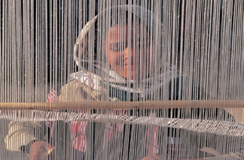 Mujer tunecina tejiendo